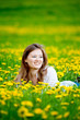 lachende frau im blumenfeld