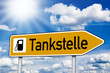 Wegweiser mit Tankstelle und Zapfsäule