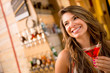 Foto: Woman having a martini Woman having a martini