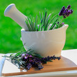 Foto: Lavender herbs in a mortar, healthy cosmetics concept Lavender herbs in a mortar, healthy cosmetics concept