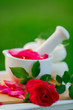Foto: Rose petals in a mortar, healthy cosmetics concept Rose petals in a mortar, healthy cosmetics concept
