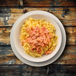 Foto: tagliatelle al salmone su fondo di legno tagliatelle al salmone su fondo di legno
