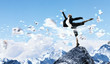 Foto: businesswoman standing atop of mountain businesswoman standing atop of mountain