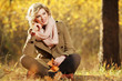 Foto: Young blond woman in autumn forest Young blond woman in autumn forest