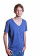 Freundlicher Student im blauen Shirt