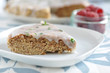 Mandelkuchen mit Zitronenglasur und Himbeeren
