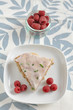 Mandelkuchen mit Zitronenglasur und Himbeeren