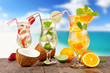 Foto: Summer cocktails with pieces of fruit on wooden table Summer cocktails with pieces of fruit on wooden table