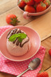 Panna cotta mit Schokolade und Erdbeeren
