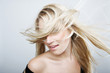 Foto: Playful blond woman flicking her hair Playful blond woman flicking her hair