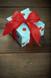 Foto: gift box on wooden background gift box on wooden background