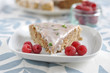 Mandelkuchen mit Zitronenglasur und Himbeeren