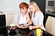 Foto: Mother and daughter looking in tablet pc Mother and daughter looking in tablet pc