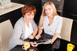 Foto: Mother and daughter looking in tablet pc Mother and daughter looking in tablet pc