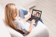 Foto: Woman on the sofa with laptop Woman on the sofa with laptop