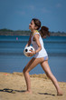 Photo: jouer au ballon sur la plage jouer au ballon sur la plage