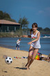 Photo: jouer au ballon sur la plage jouer au ballon sur la plage