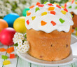 Foto: Easter cake and eggs on a white table Easter cake and eggs on a white table