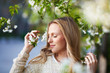 Detaily fotografie Woman near blossom tree