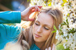 Detaily fotografie Woman near blossom tree
