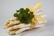 Frischer Spargel im Bund mit Petersilie