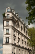 immeuble parisien en coin avec balcons