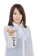 鍵を持つ女性