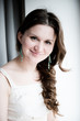 Foto: Portrait of beautiful young happy smiling woman with long curly Portrait of beautiful young happy smiling woman with long curly