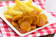 Foto: Currywurst mit Pommes Currywurst mit Pommes