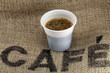Caffè nel bicchiere di plastica