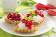 Tartlets with cream and currants.