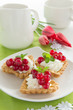 Tartlets with cream and currants.