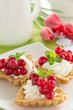 Tartlets with cream and currants.