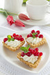 Tartlets with cream and currants.