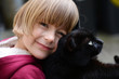 kind mit Katze