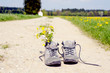 Wanderschuhe auf Weg vor einer Kapelle