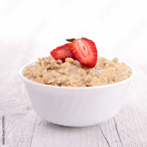 Photo: bowl of porridge and berry bowl of porridge and berry