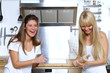 Freundinnen beim Backen