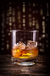 Photo: ein Glas goldener Whisky auf Eis ein Glas goldener Whisky auf Eis