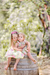 Foto: Two Young Girls Giving One Another Hug In Summer Field Two Young Girls Giving One Another Hug In Summer Field