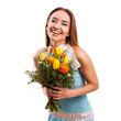 attraktive junge lachende Frau mit Blumenstrauß