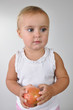 Foto: toddler with an apple toddler with an apple