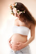 Foto: Portrait of a beautiful pregnant woman on bege background Portrait of a beautiful pregnant woman on bege background