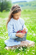 Foto: Child eating strawberries in a field Child eating strawberries in a field