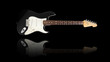 E-Gitarre mit Spiegelung, Hintergrund schwarz