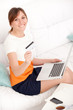Foto: woman with card in hand and laptop woman with card in hand and laptop