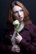 Portrait Frau mit Blume