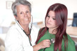 médecin senior femme avec une patiente