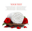 Foto: Rolled white towel and roses and rose petals Rolled white towel and roses and rose petals