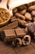 Foto: Cocoa (cacao) beans with chocolate Cocoa (cacao) beans with chocolate